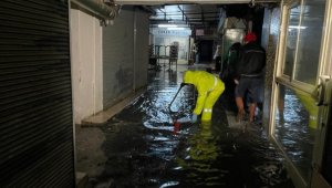 İzmir'de sağanak nedeniyle su baskınları meydana geldi