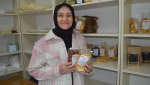 Kadın girişimci devlet desteğiyle kurduğu tesiste meyve ve sebzelerden atıştırmalık üretiyor