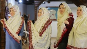 Kadınların dokuduğu "tokalı örtme" geleceğe taşınıyor