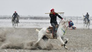 Kars'ta ciritçiler dondurucu soğuk ve kar altında yarıştı