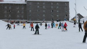 Kartalkaya Kayak Merkezi'nde kar yağışının ardından tüm pistler açıldı
