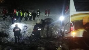 Kayseri'de yolcu otobüsünün devrilmesi sonucu 3 kişi öldü, 25 kişi yaralandı