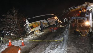 Kayseri'de yolcu otobüsünün devrilmesi sonucu 4 kişi öldü, 24 kişi yaralandı