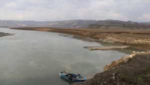 Kuraklık ve yağış azlığının etkisiyle Keban Baraj Gölü'nde çekilme sürüyor