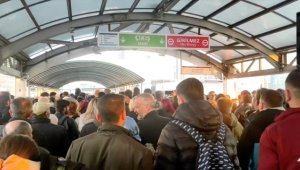 Mecidiyeköy'deki metrobüs istasyonunda yürüyen merdiven arızası yoğunluğa neden oldu