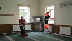 Melikgazi'nin camileri son teknolojik araçlarla temizleniyor