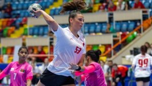 Milli hentbolcu Ayşenur Sormaz, İtalya'nın Ferrara takımına transfer oldu