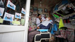 "Musluksuz berber" 4 metrekarelik dükkanında 43 yıldır saç, sakal kesiyor