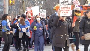 New York'taki iki hastane önünde 7 binden fazla hemşire grev yaptı