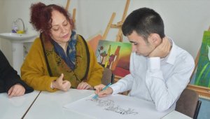 Otizmli ve işitme engelli Akif resim yeteneğini öğretmeninin desteğiyle geliştirdi