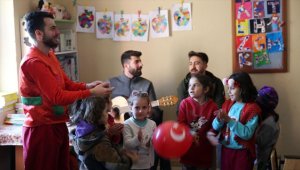 Palyaço kıyafetleriyle gittikleri köylerde öğrencileri eğlendiriyorlar