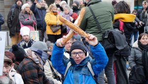Paris'te fırıncılar yüksek enerji fiyatlarını ellerinde bagetlerle protesto etti