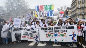 Paris'te pratisyen hekimler, çalışma koşullarının iyileştirilmesi için gösteri düzenledi