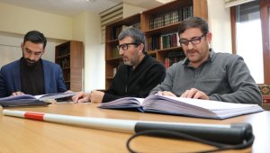 Parmaklarıyla Kur'an-ı Kerim öğrenen engelli çalışanlar hafızlık hayali kuruyor