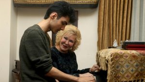 Piyano çalmasıyla ilgi odağı olan kurye Can İncir, Piyanist Gülsin Onay'dan ders aldı