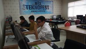 Robotik kodlama öğrenip Teknofest’e hazırlanıyorlar