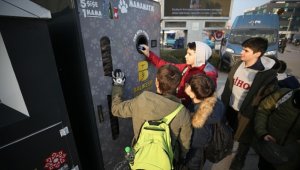 Sahipsiz hayvanlar için mama otomatını çocuklar çok sevdi