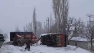 Sarız’da kar ve buzlanma nedeniyle kamyon devrildi