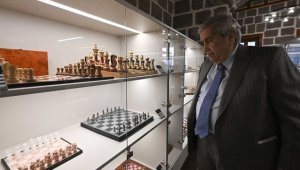 Satranç tutkusunu müzeye dönüştüren koleksiyonere Kültür ve Turizm Bakanlığı Özel Ödülü