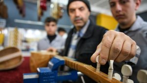 Saz yapım ustası Mustafa öğretmen, 52 yıllık tecrübesini öğrencilerine aktarıyor