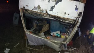 Sivas'ta devrilen kamyonetin sürücüsü yaralandı