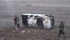 Sivas'ta devrilen pikaptaki 5 kişi yaralandı