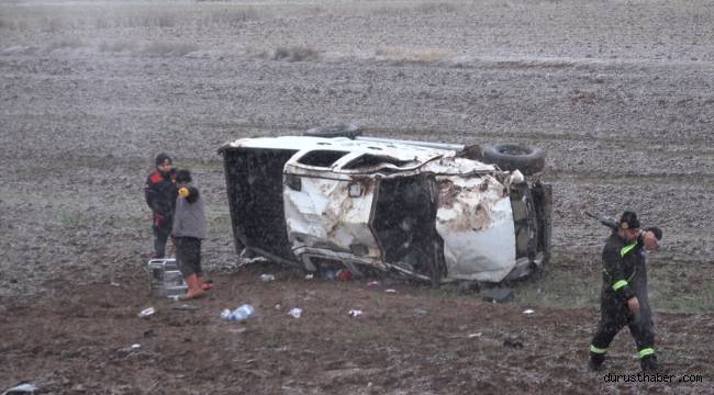 Sivas'ta devrilen pikaptaki 5 kişi yaralandı