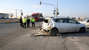 Sivas'ta servis otobüsü ile otomobilin çarpıştığı kazada 4 kişi yaralandı