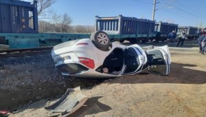 Sivas'ta tren ile otomobilin çarpışması sonucu 3 kişi yaralandı