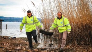 Su seviyesi düşen Sapanca Gölü'nün kıyı kesimleri atıklardan temizleniyor