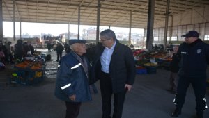 Suşehri Belediye Başkanı Yüksel pazarda esnafın sorunlarını dinledi