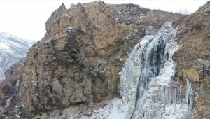 Susuz Şelalesi'nin büyük bölümü buzla kaplandı 
