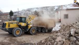 Talas’ta metruk binalar yıkılıyor, inler dolduruluyor 