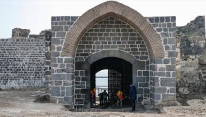 Tarihi surlarda ortaya çıkarılan 1700 yıllık zemin taşları aslına uygun onarılacak