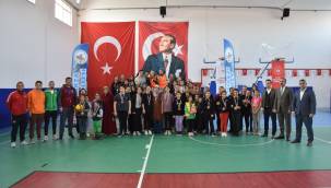 Tomarza’da anneler kızlar voleybol turnuvası tamamlandı