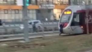 Tramvaya tutunan vatandaştan tehlikeli yolculuk