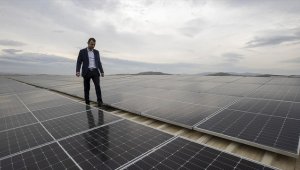 Tükettiği elektriğin iki katını kurduğu güneş enerjisi santrali ile üretiyor
