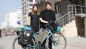 Türk babasıyla tanışmak için Almanya'dan Türkiye'ye bisikletle geldi