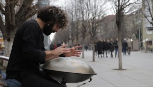 Türk genci, az bilinen enstrümanı handpan ile Kosova'da ilgi görüyor