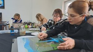 Unutulmaya yüz tutan cam altı resim sanatı, kursiyerlerin emeğiyle geleceğe taşınıyor