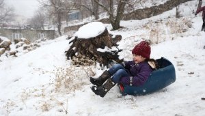 Van'da çocuklar kar yağışını eğlenceye dönüştürdü