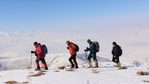 Van'da dağcılar 2 bin 800 rakımlı Hayal Dağı'na tırmandı 