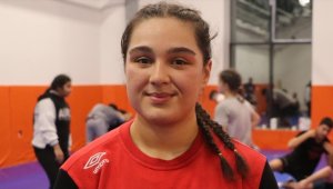 Yaşı tutmadığı için doktor raporuyla katıldığı Türkiye Güreş Şampiyonası'nda üçüncü oldu