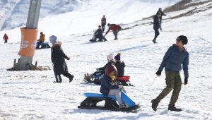 Yedikuyular Kayak Merkezi karnelerini alan öğrencileri ağırlıyor 