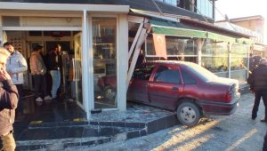 Yozgat'ta kontrolden çıkan otomobilin kafeye girmesi sonucu 5 kişi yaralandı