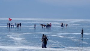 Yüzeyinin büyük bölümü donan Çıldır Gölü'nde hafta sonu keyfi yaşanıyor