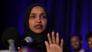 ABD'de İsrail'i eleştiren Müslüman vekil Ilhan Omar'ın meclis komitesinden ihracına karar verildi