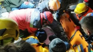 Adana'da yıkılan apartmanın enkazındaki kadın depremden 75 saat sonra kurtarıldı