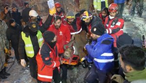 Adıyaman'da bir kişi enkazdan 87 saat sonra kurtarıldı