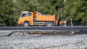 Adıyaman'da deprem sırasında kara yollarında oluşan yarıklar onarılıyor